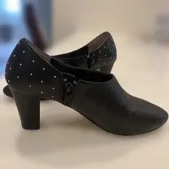 スタッズ黒パンプス