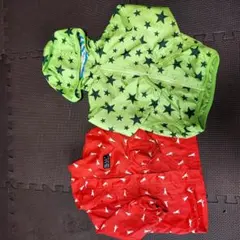 緑色と赤色のアウターセット