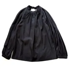 【美品】ハローボンジュール　クルーネックギャザーブラウス　バックリボンのサムネイル