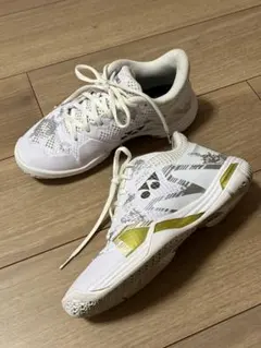 YONEX バドミントンシューズ ホワイト/ゴールド　23cm