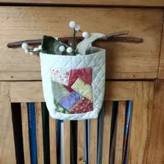 バンドメイド　パッチワークの壁掛けと花