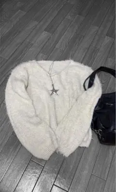 ベージュ長袖セーター