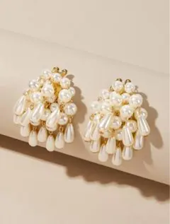 ホワイトパールのエレガントピアス　可愛い　お洒落　個性的　カジュアル　新品