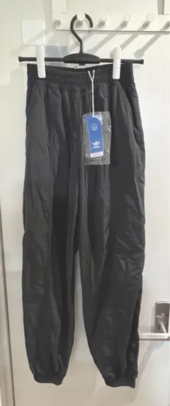 試着のみ　韓国芸能人着用　アディダスオールブラック　ナイロンジョガーパンツ