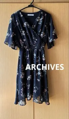 ARCHIVES ￼Ｖネック黒地に花柄 半袖ワンピース ひざ丈　上品　きれいめのサムネイル