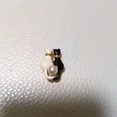 猫のブローチ 白黒ペア　パ-ル風付き