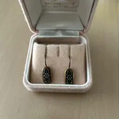 花模様の黒色ピアス