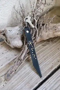 大人気 本革レザーキーホルダー スタッズ使用 フラワーデザイン キャリー HTC