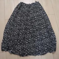 フレアスカート 黒と白の花柄