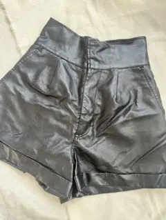 レザーショートパンツ