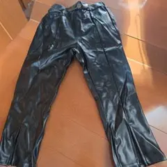 黒 合成皮革 スリムフィットパンツ サイドスリット