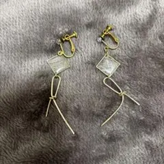 クリアパーツと金色チェーンのイヤリング