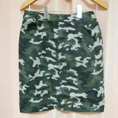 迷彩柄のタイトスカート