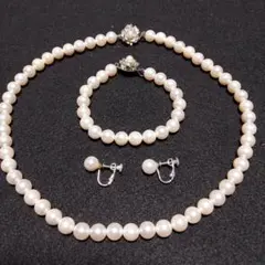 真珠のようなネックレス　計３点