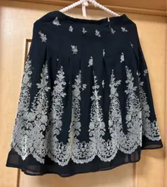 もうすぐ処分予定　フレアスカート 黒 刺繍 膝丈