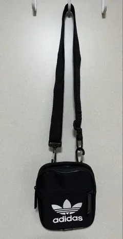 adidas ブラック ショルダーバッグ