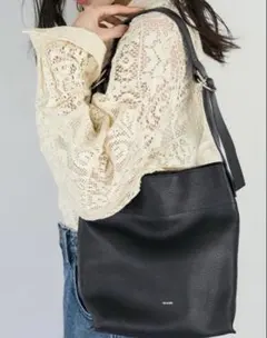 BEAURE ショルダーバッグ　ブラック　牛革