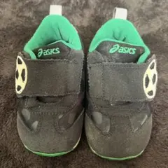 ASICS キッズシューズ 黒・緑 サッカーボールデザイン