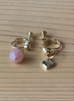 ハートモチーフとピンクの天然石のイヤリング　☆一個ずつ☆ ゴールドカラー