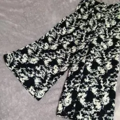 黒と白の抽象的なパターン ワイドレッグパンツ