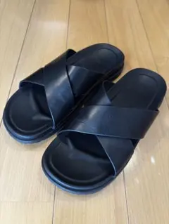 【美品】UGG レザーサンダル ブラック クロスストラップ 26.0cmのサムネイル