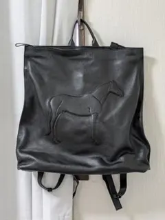 イアパピヨネ　earPAPILLONNER黒のレザーバックパック 馬エンボス