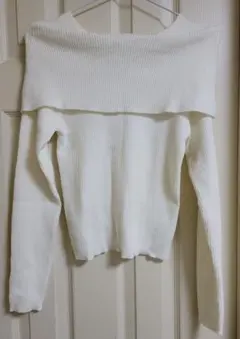 オフショルダー ホワイトリブニットトップス