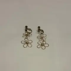 花モチーフ イヤリング ゴールド