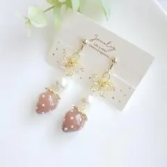 いちごチャームとお花ワイヤーのイヤリング　ピアス（ピンク）＊ハンドメイド