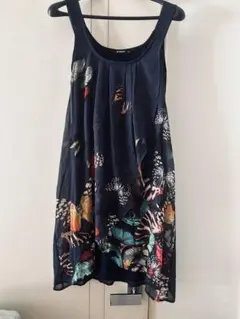 未使用デシグアルの蝶柄ノースリーブ膝丈ワンピースジャンバースカートバタフライ