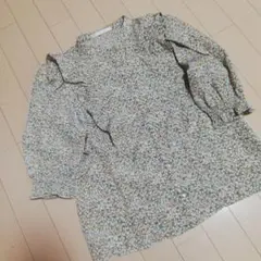 ノーカラー　小花柄　フリル　キャンデースリーブ　半袖　ブラウス　ベージュ