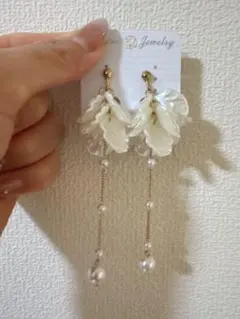 ホワイト花びらデザインイヤリング