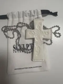 SCULPTORクロスネックレス ファー素材 - メルカリ