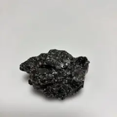 阿蘇の石 黒色 原石 金色の箱入り