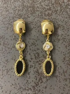 ゴールド メタル イヤリング 黒いストーン付き