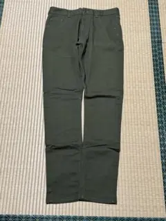 ダークグリーン スキニーパンツ