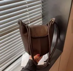 茶色 ショルダーバッグ フラップ付き