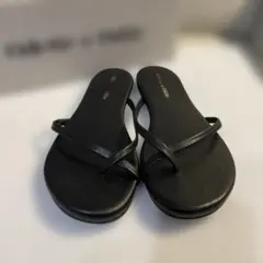 Odette e Odile ブラックフラットサンダル