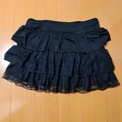 フリル付き黒ミニスカート