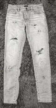 ライトグレー ダメージ加工 fit デニム