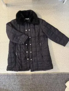 黒いファー付き中綿ベスト