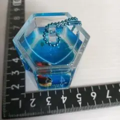 平成レトロ　青い六角形アクリルキーホルダーディズニー