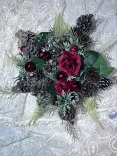 【星に願いを】赤いバラと松ぼっくりの星形リース