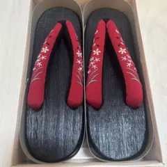 赤い花柄刺繍の下駄　フリーサイズ