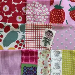 マリメッコ　北欧ヴィンテージ生地　ハギレセット　いちごのムース