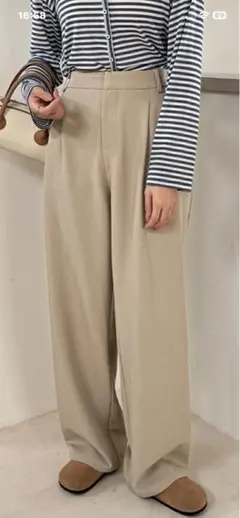 ベージュ タックワイドパンツ