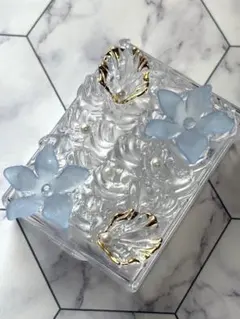 透明ホイップデコ　青い花と金の葉の小物入れ　マルチケース