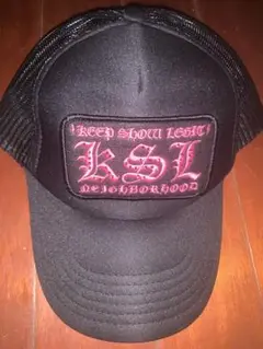 KSLロゴ付き黒トラッカーハット