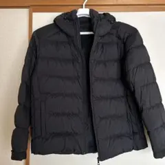 フード付き黒ダウンジャケット