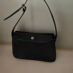 黒い合成皮革ショルダーバッグ